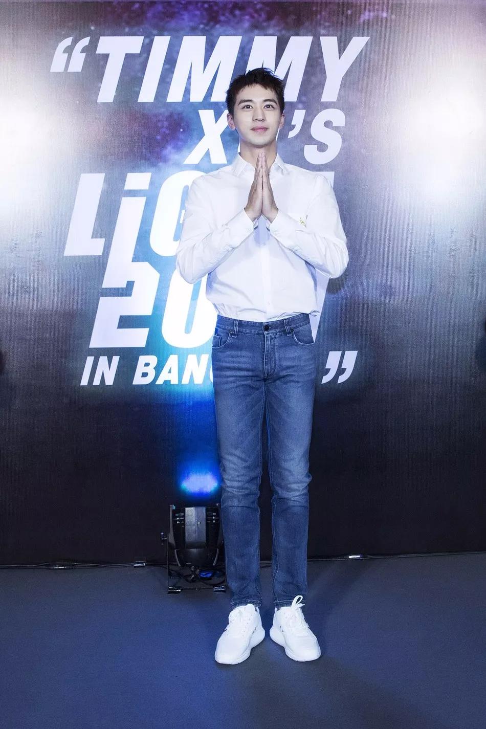 衬衫搭长裤，过度最合适，但我却爱上了王俊凯这件牛仔夹克