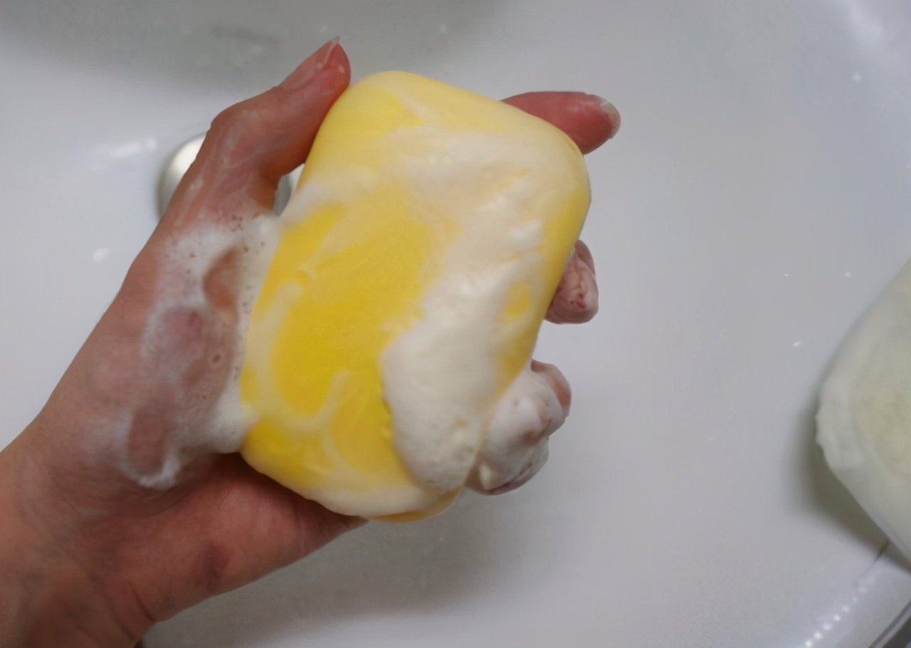 长期用硫磺皂洗身体的危害,江苏一女子坚持用硫磺皂水洗头发