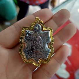 泰国佛牌信仰,双手掩面的泰国佛牌