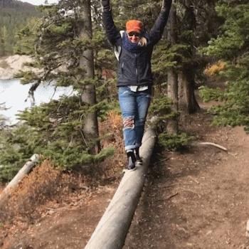 这只鹦鹉一直以为他是一只猴,所以每天都在重复做这个动作