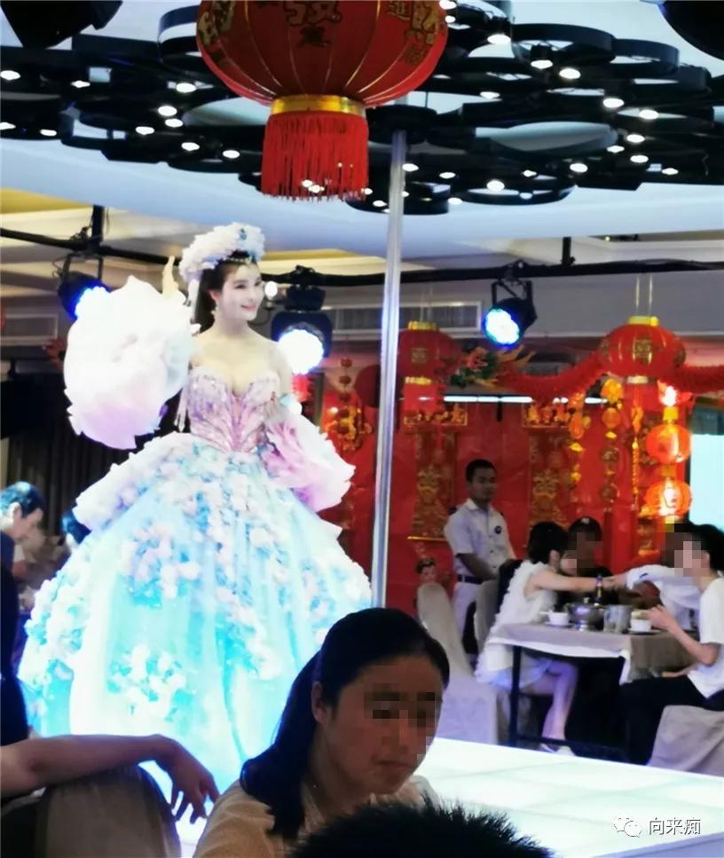 泰国一人行芭提雅跳伞,泰国三人行歌曲