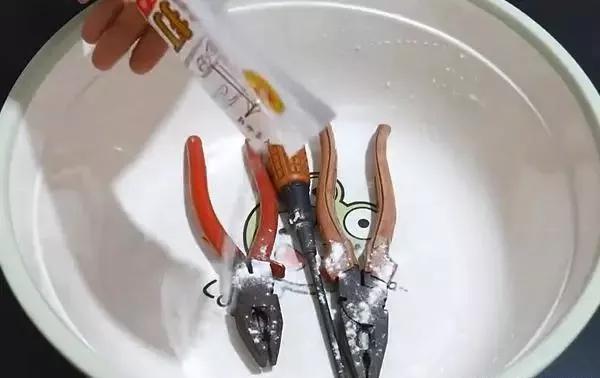 工具淋水生锈怎么办,生锈工具如何泡掉