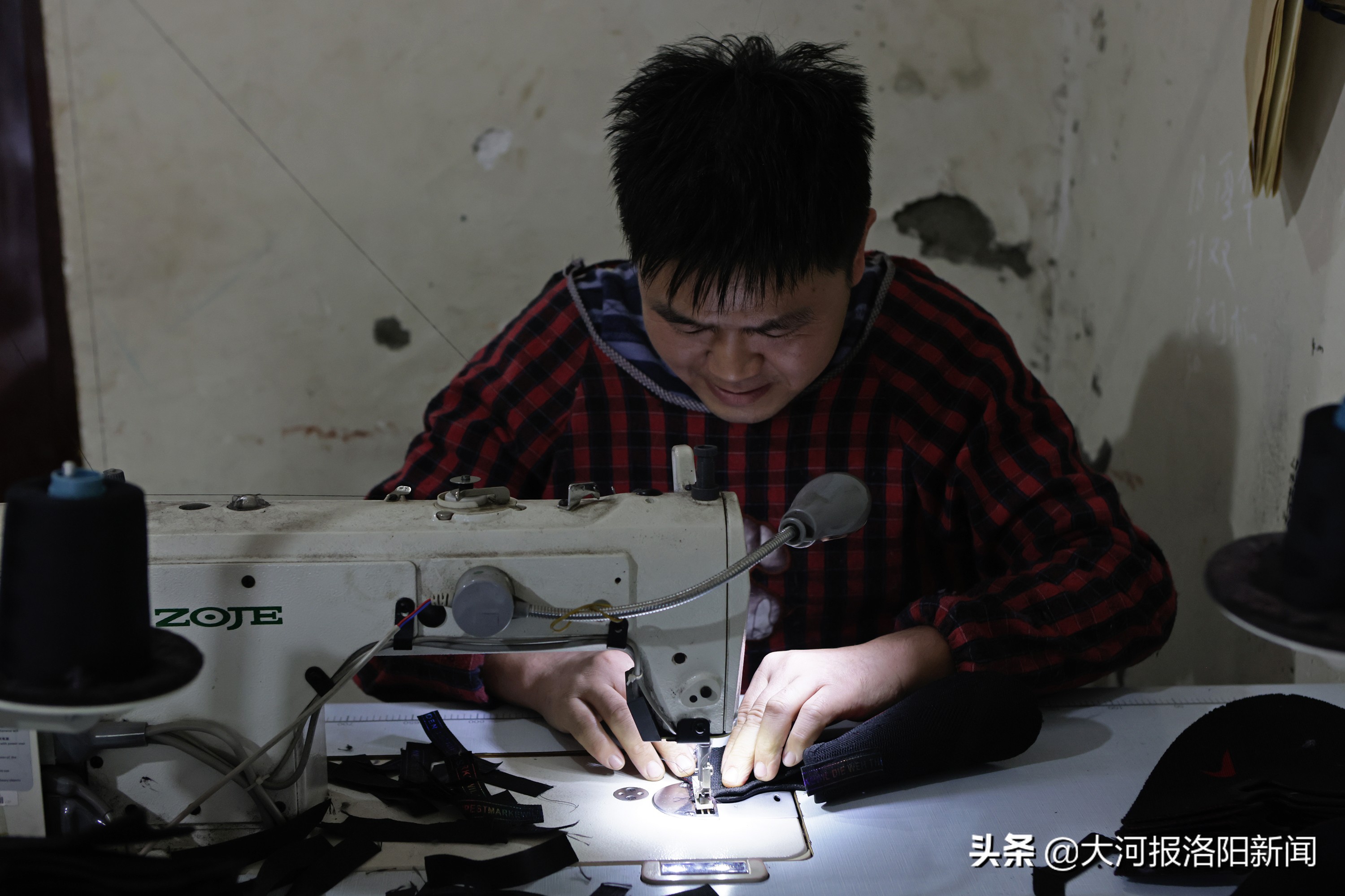 穿足球鞋踢足球比赛,穿大钉足球鞋在水泥地上踢球