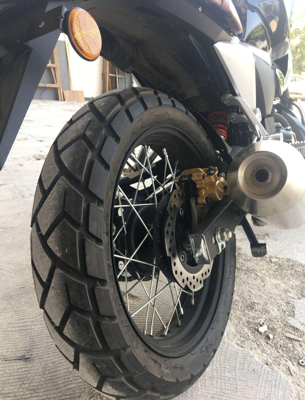 同事买了一辆日系车,同事买的摩托车