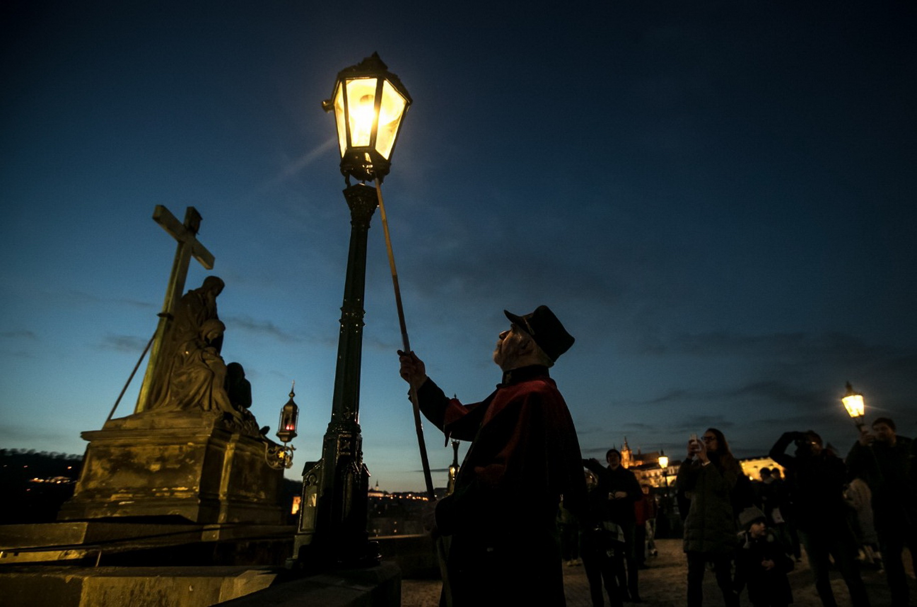路灯的历史变迁简述,你知道路灯是怎么发明的吗