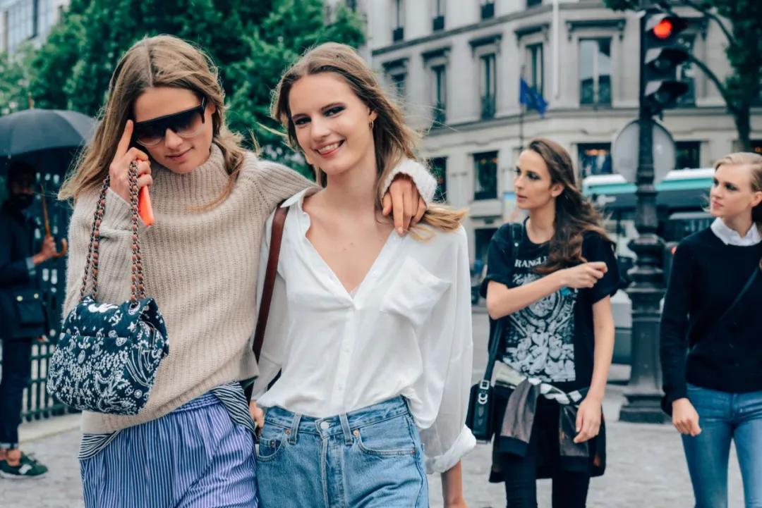 T恤穿腻了？想要时髦又遮肉，春夏白衬衫应该这么洗和这样穿