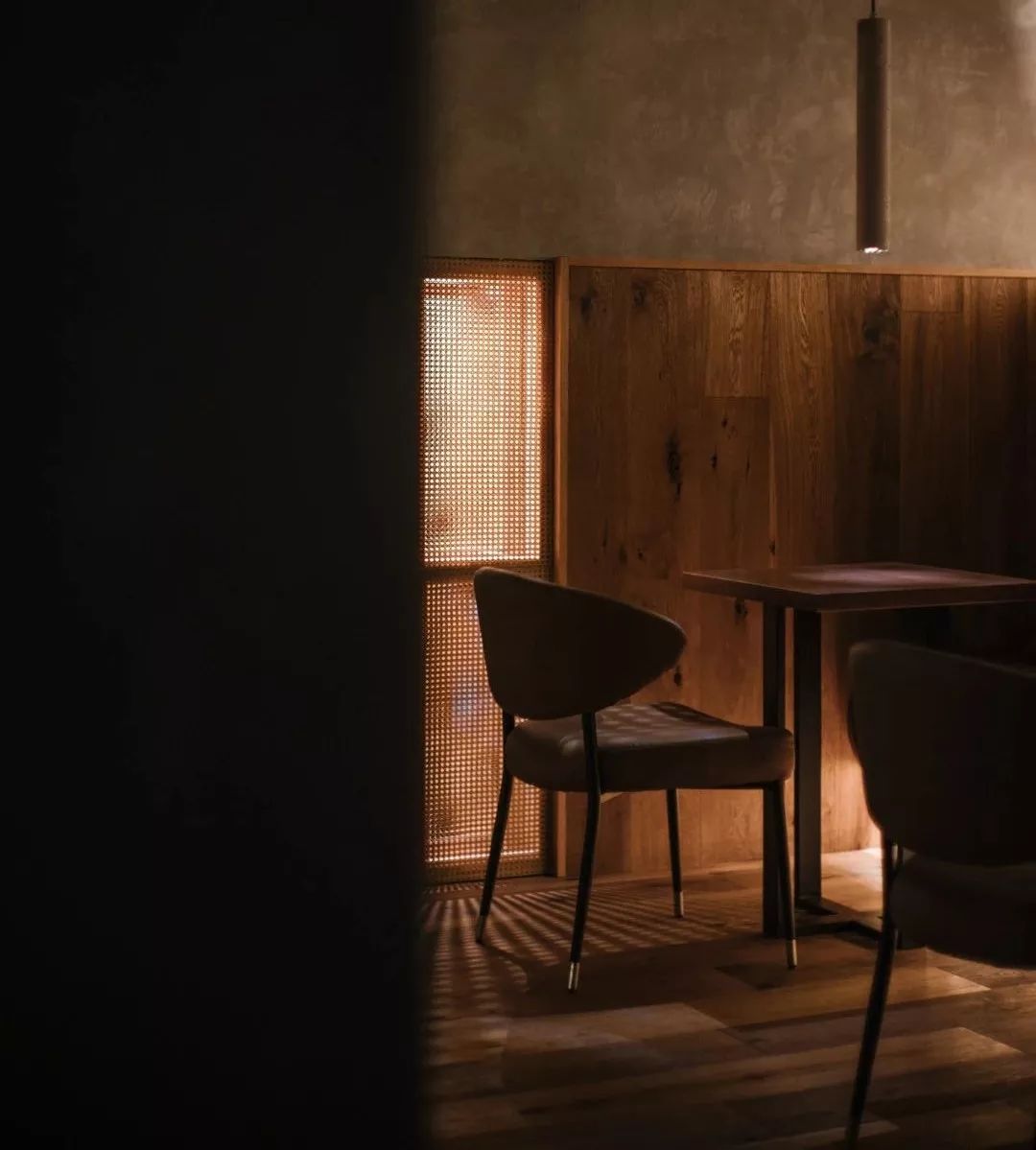 在110㎡空间里创造了两个世界，成都这个酒吧允许你上班时饮酒