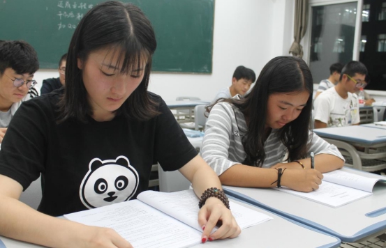 学生到外地读书要暂住证吗,学生到外地上学需要开什么证明吗