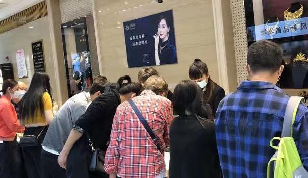 戴金首饰逛金店,逛金店