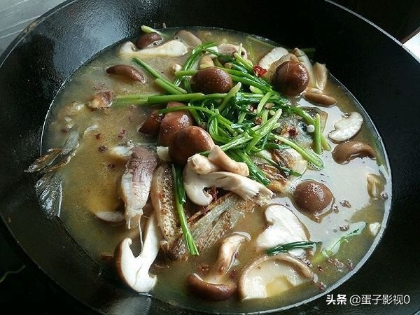 要想鱼肉香就用铁锅炖,铁锅炖鱼怎么鱼肉不散