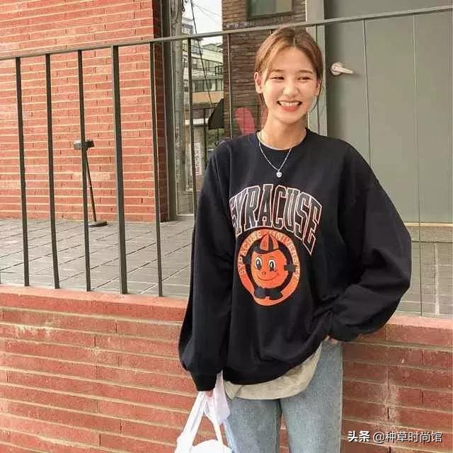 人手一件的卫衣怎么穿才时髦高级,女孩穿什么颜色卫衣洋气