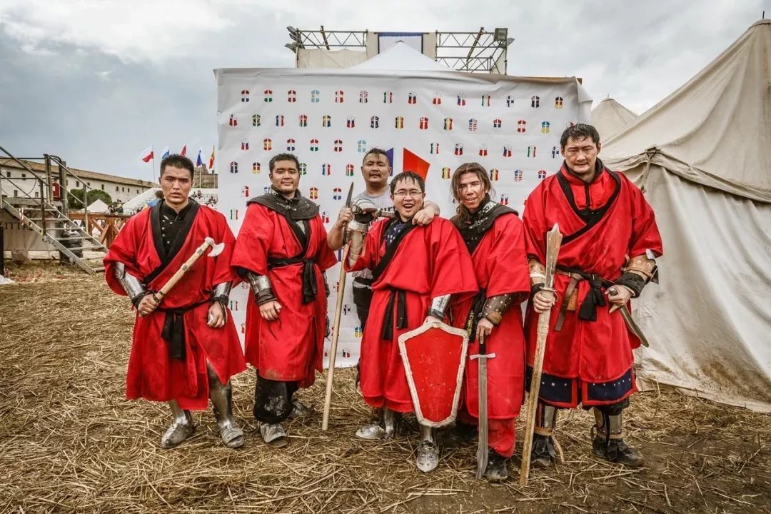 身披重甲、手握关刀,在欧洲赛场上硬刚的中国战士