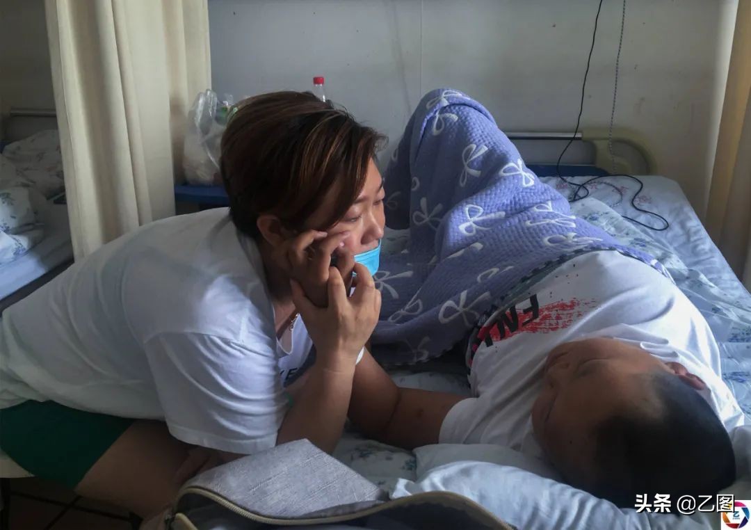 男孩手臂意外被断,男孩意外断臂急需救治