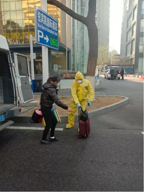 硬核圈粉小护姐表白汉警小哥,小护姐表白中国警察