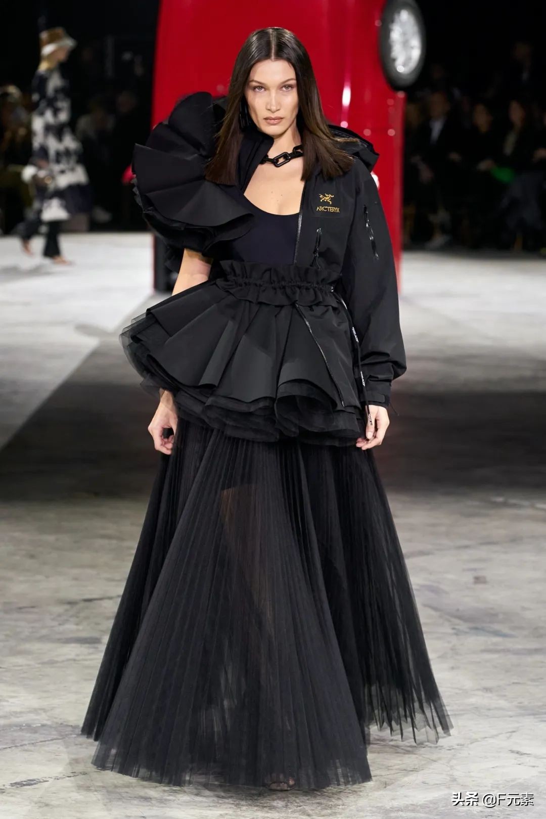 Off-White牵手“始祖鸟”,Hadid姐妹助阵,这场秀需要看一看