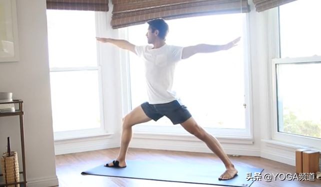 “公狗腰”out了,现在流行的是“鲨鱼线”▷每日一练