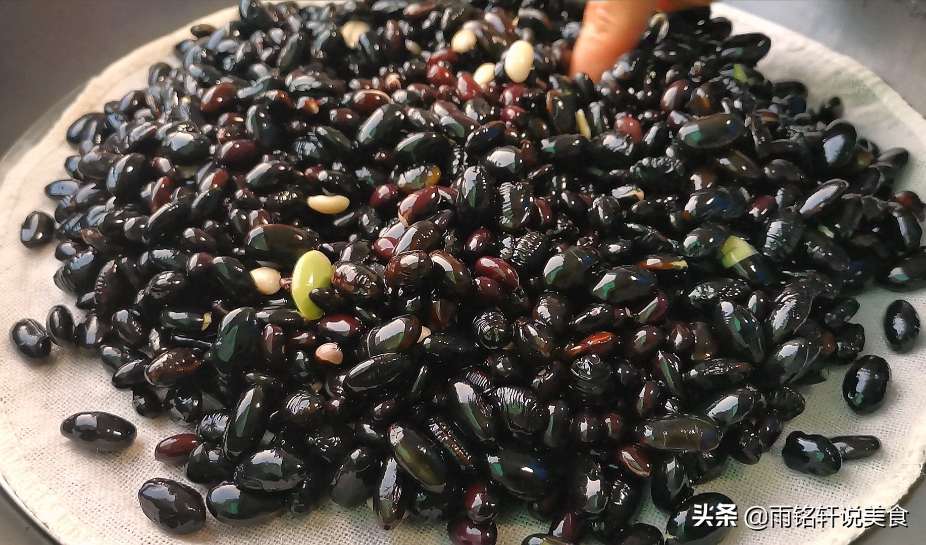 补药一堆不如黑豆一把，教你黑豆养生的吃法，常吃身体好处多