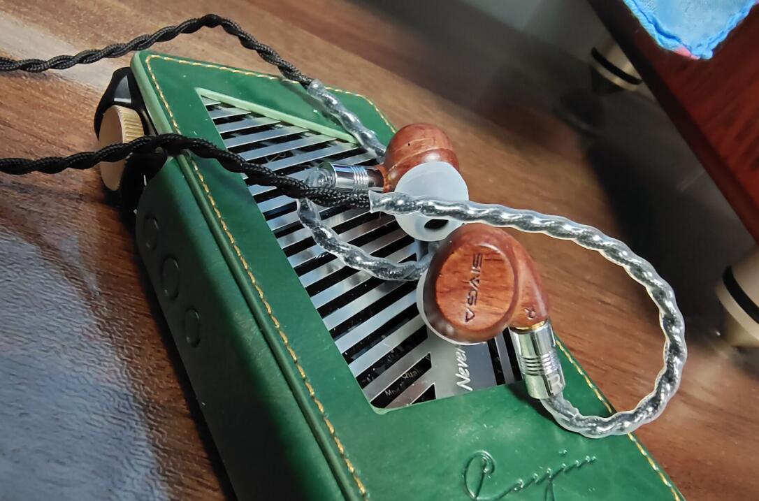 买的耳机总是用一阵子就坏了,买了新的耳机发现旧的好用了