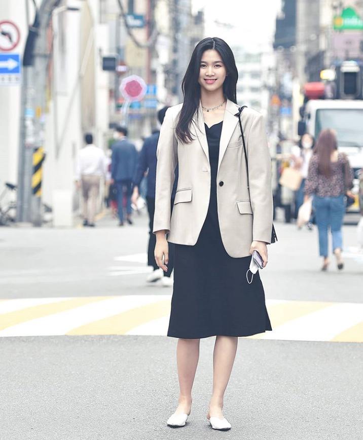 韩国女生ins西装搭配,看韩国美女街拍示范西装搭配