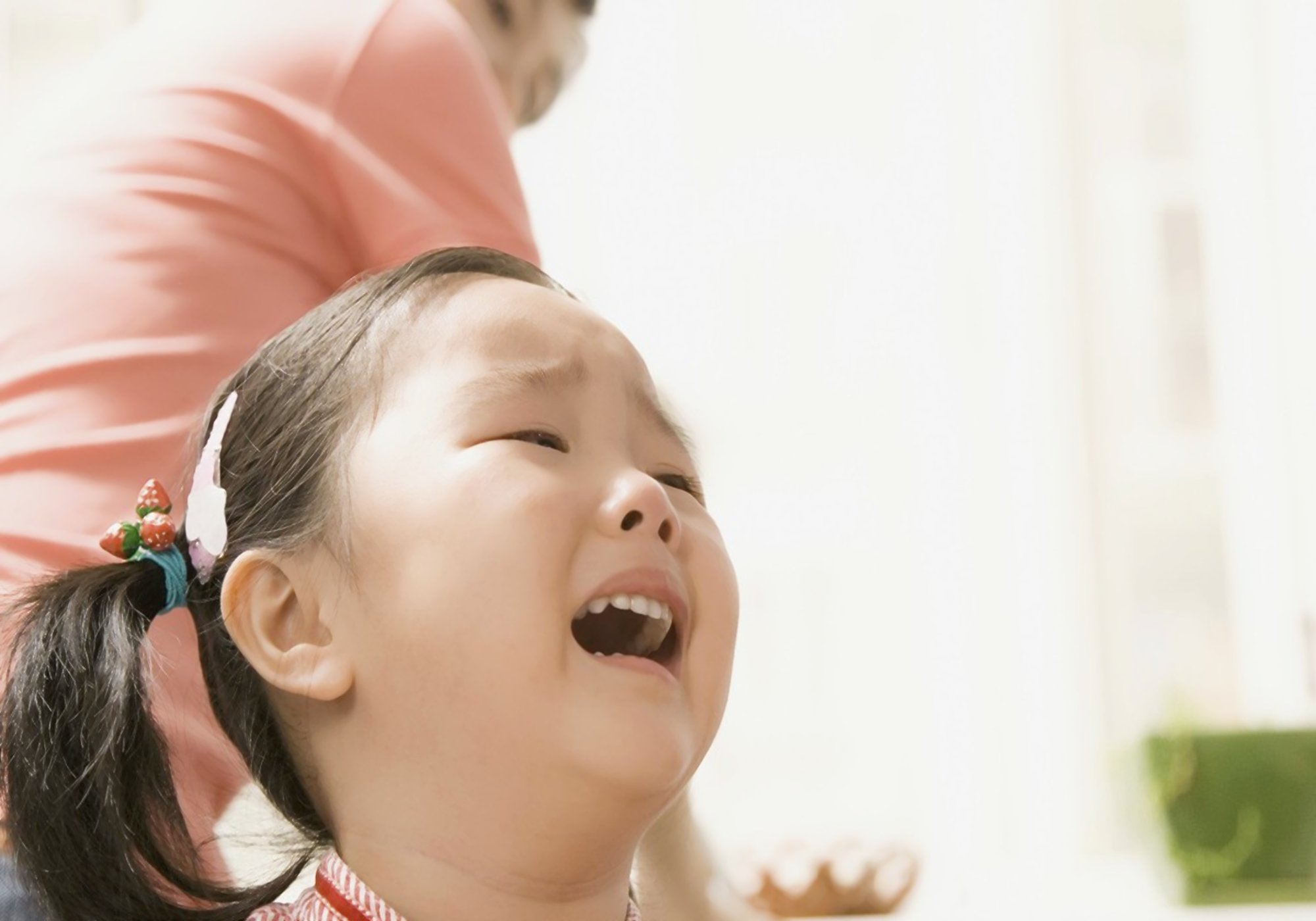 孩子趴在地上耍赖不起来,小孩趴在地上赖着不走