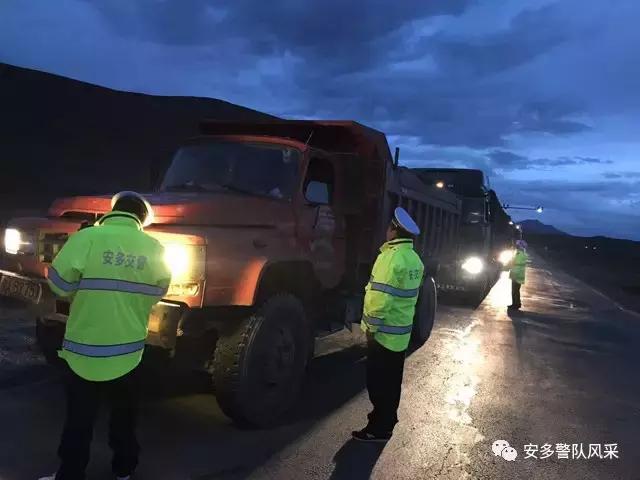 唐古拉交警执勤视频,交警执勤凌晨暖心感动视频