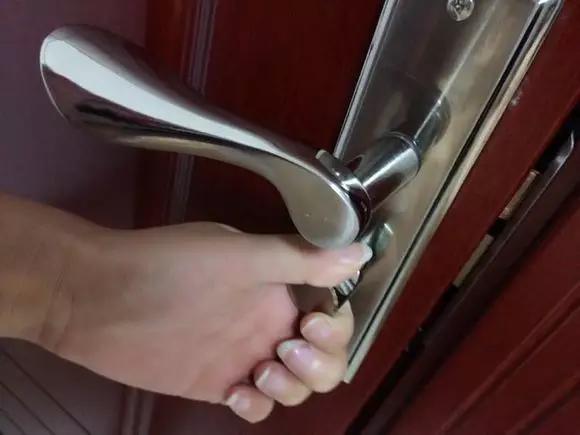 囧!被反锁在门外怎么办?