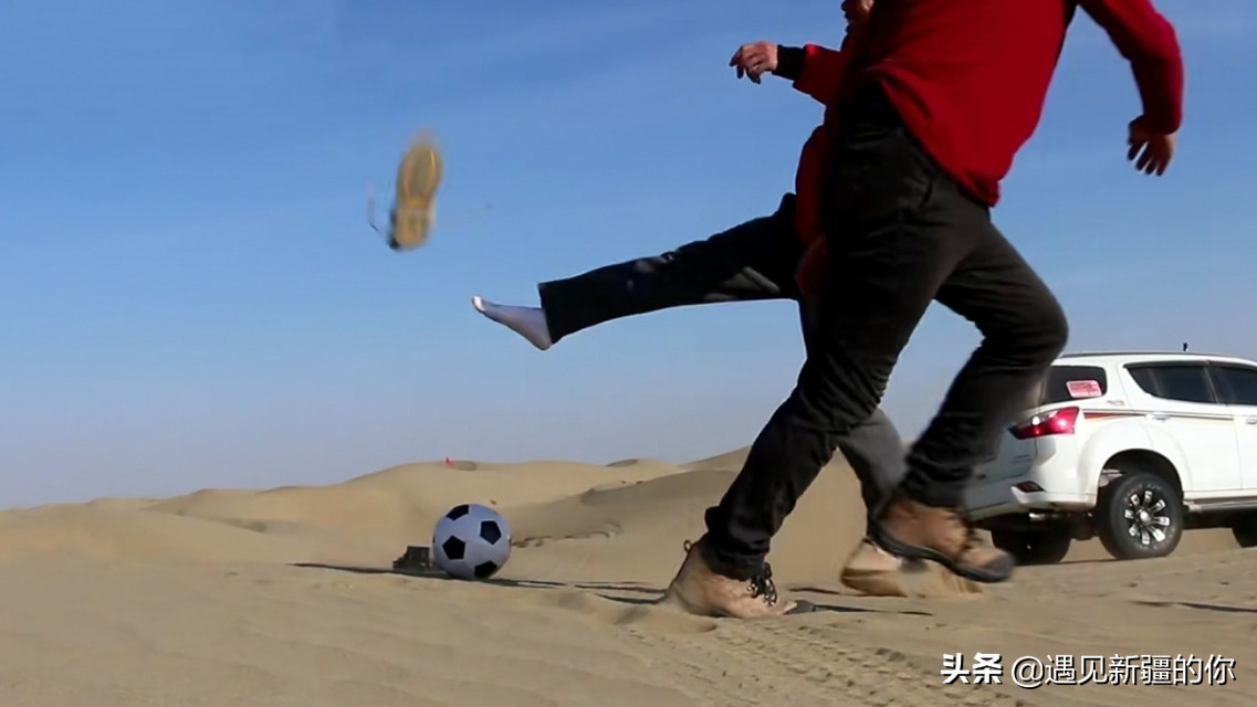 塔克拉玛干沙漠篝火晚会,六轮越野车穿越无人区