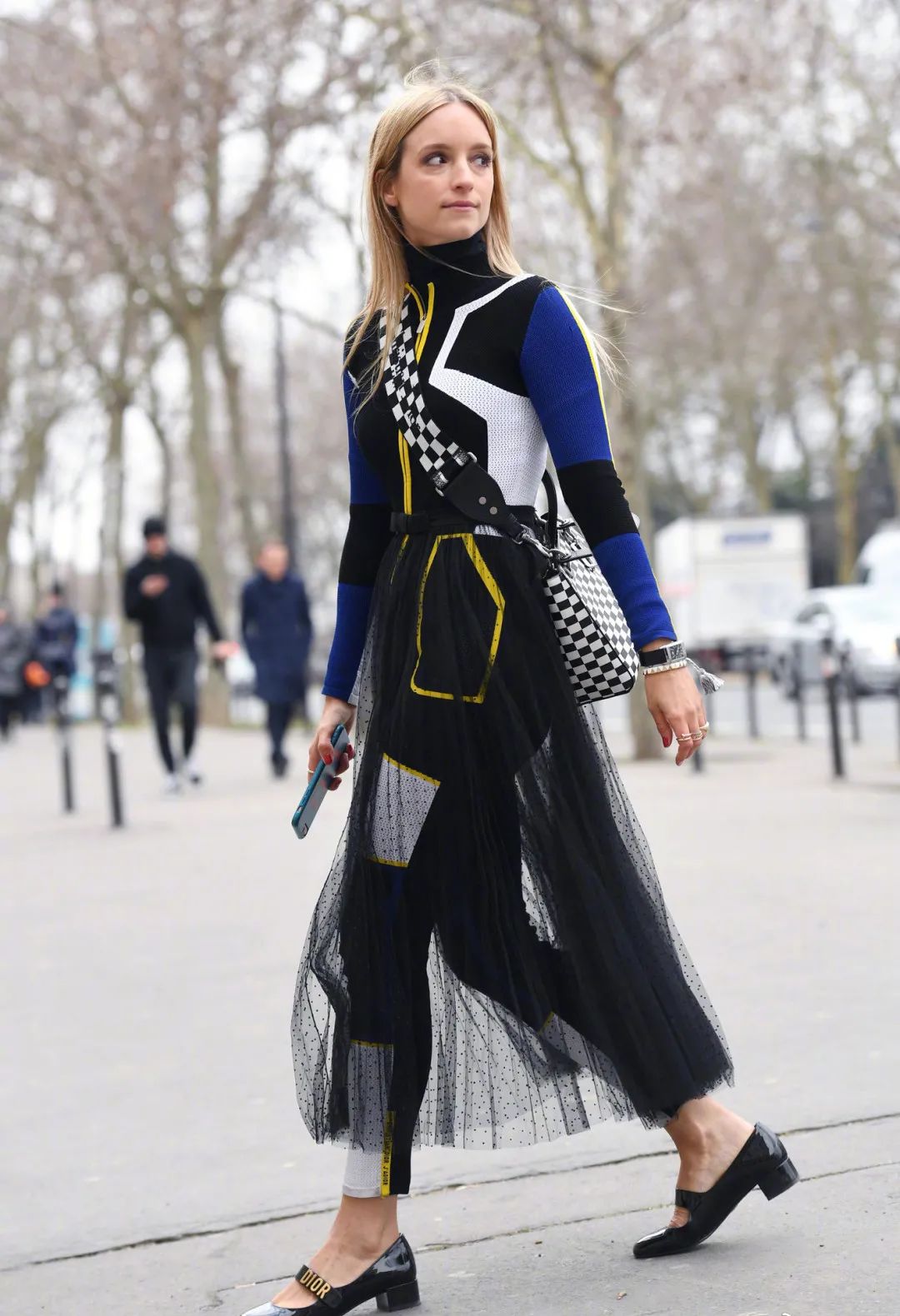 穿裙子要搭配什么鞋子才好看呢,红色上衣黑色裙子配什么鞋子好看