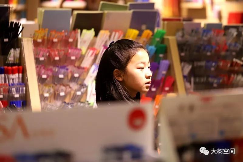 耐得住寂寞的进口文具店老板…26年，他成了文具界的达人