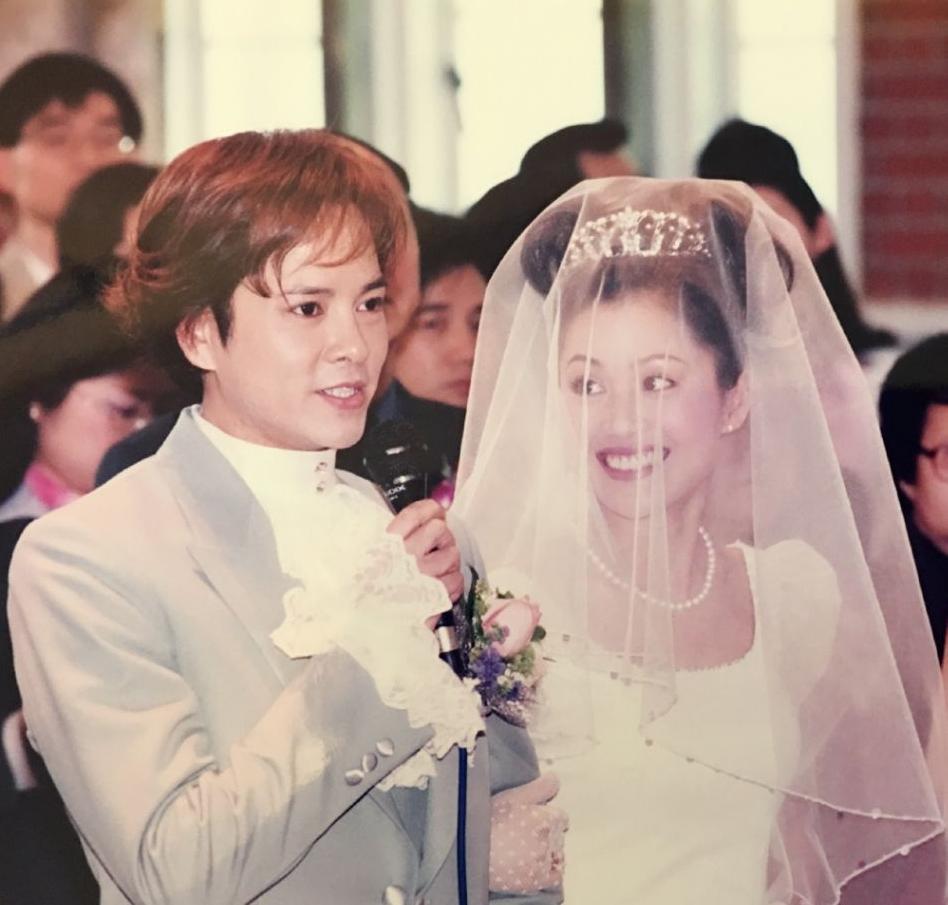 50岁梁小冰小腹凸显，被网友怀疑怀孕，6字回应尽显情商