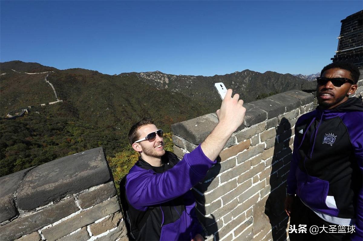在万里长城面前NBA球星也秒变小粉丝邓肯穿CBA羽绒服爬长城