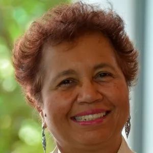 中国美女留学生自述被三个“干爹”*养包**：“我们只是在恋爱而已”