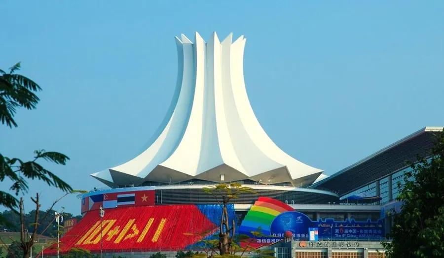 涓涓细流汇聚成浩瀚的大海,涓涓细流汇聚成海英语