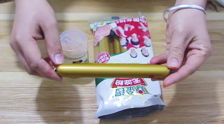 火腿肠包装袋怎么快速撕开,如何快速将火腿肠的包装去除