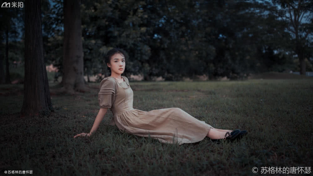 草地美少女拍照姿势,草地少女风写真