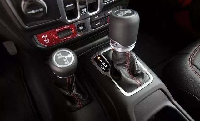 牧马人撒哈拉和卢比肯区别黑色,牧马人卢比肯和撒哈拉哪个更舒服