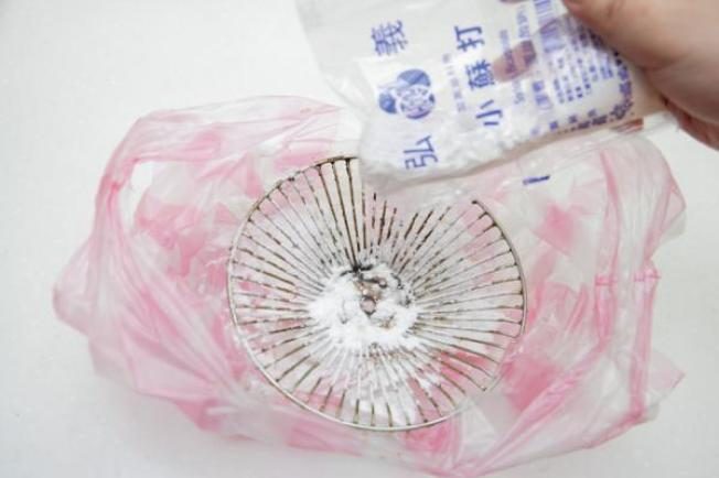 小苏打加盐加洗洁精去除油污最好,小苏打去油污正确方法