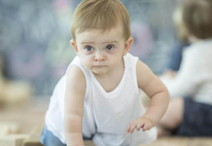 6个月宝宝如何学会坐的,6个月大宝宝学坐