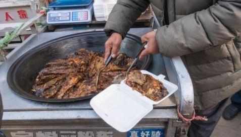 大爷卖小吃路人嫌脏不买,大爷路边卖鱼视频