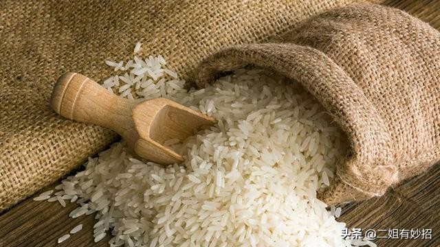 衣服发黄了怎么洗白没有白醋,衣服发黄了怎么洗白不用小苏打