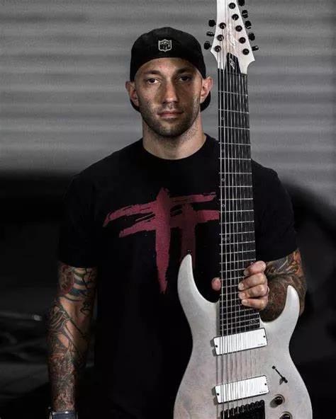 在高手如林的比赛中获胜,世界顶级四位吉他大师