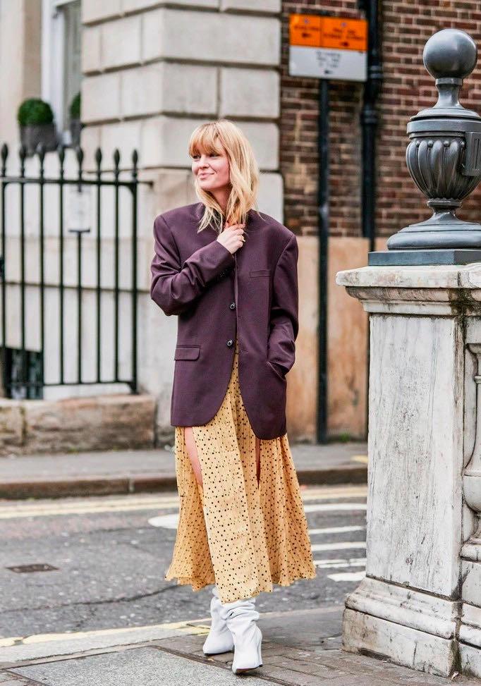 百褶裙今年流行百搭显瘦收腰冬款,版型好的百褶裙配卫衣