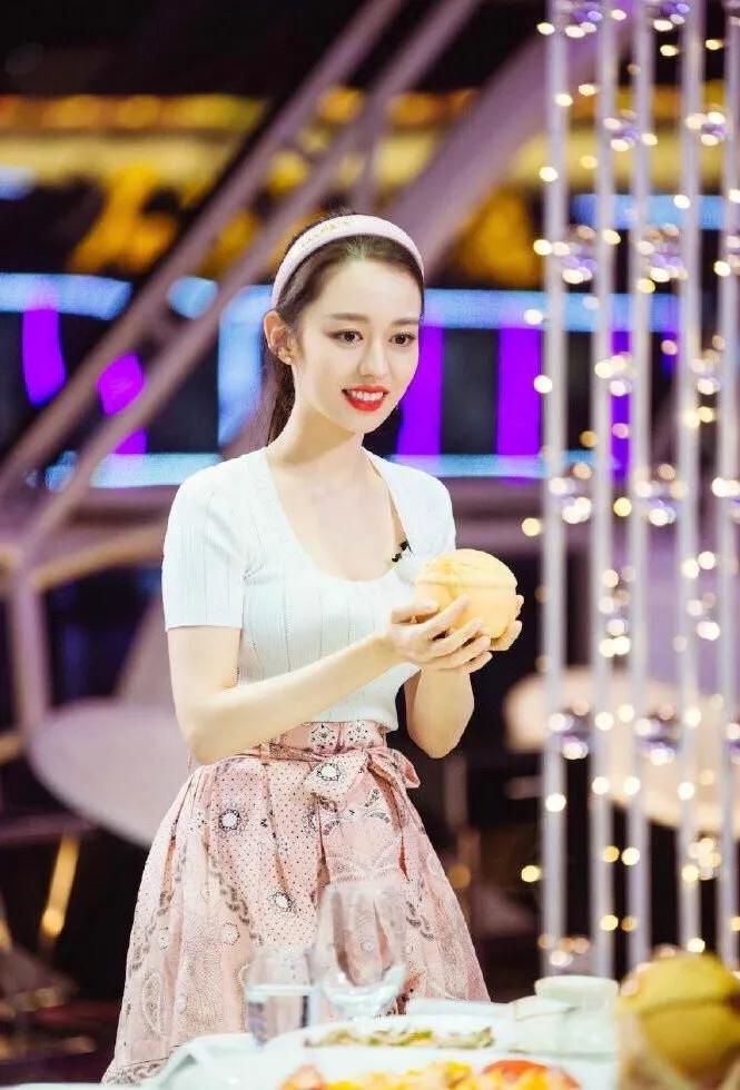 吉娜穿运动衣搭红色包,吉娜一字肩配什么衣服