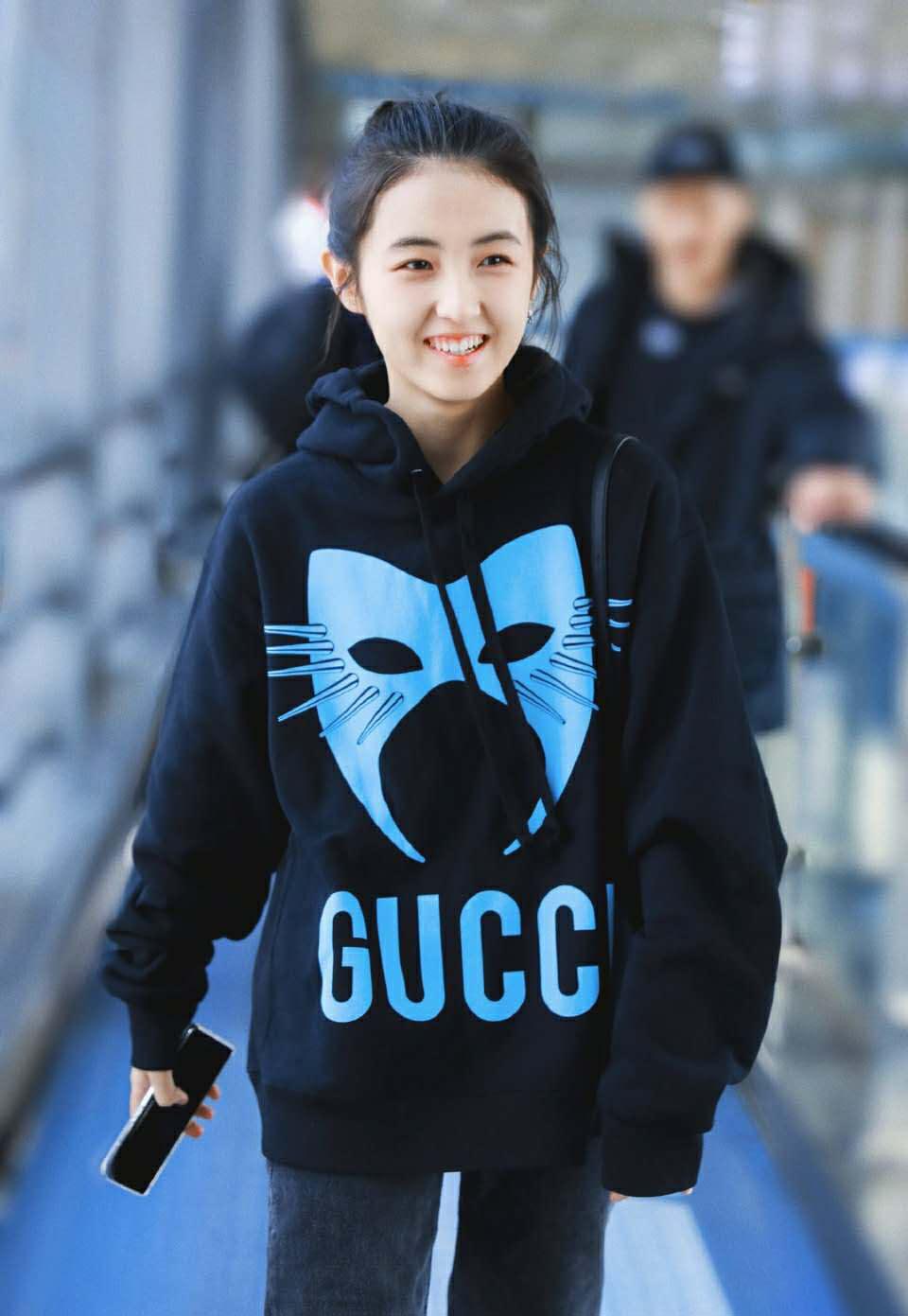 张子枫穿吊带工装裙露背,张子枫现身机场穿连帽卫衣