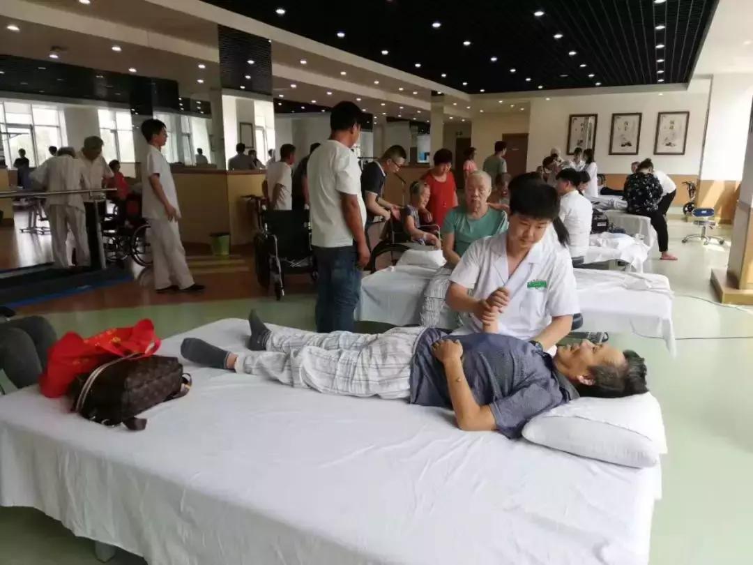 学得济世术回报家乡人——附属医院康复医学科董月秋