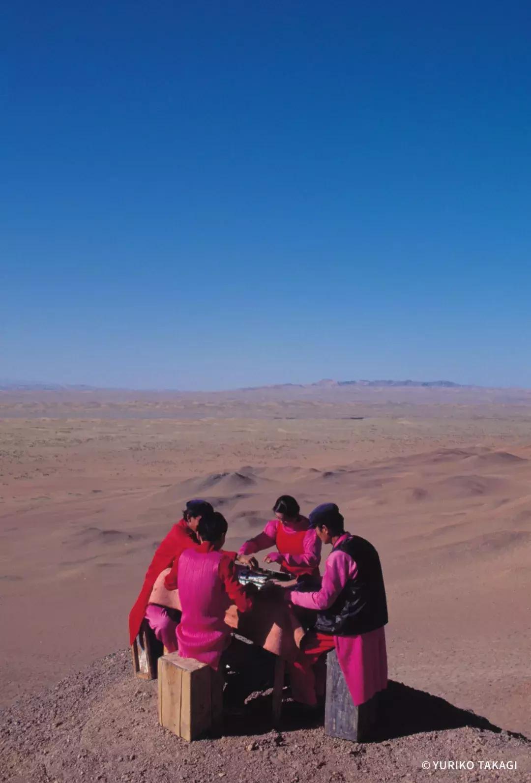 25年前，一个日本人带着天价衣服到中国，给西北人拍了一批硬照