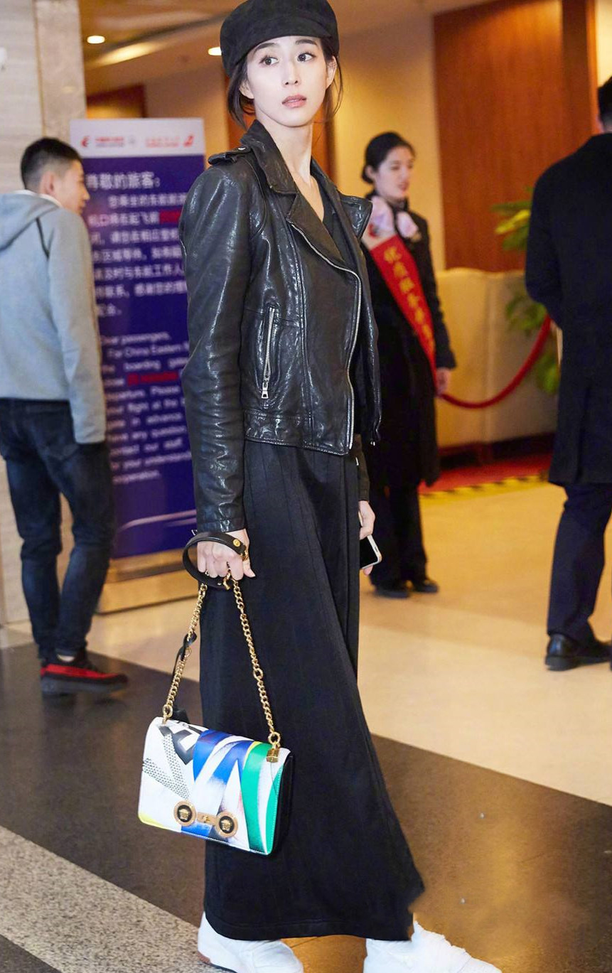 张钧甯黑色皮裙搭配飒爽短发,张钧甯皮衣配什么裤子