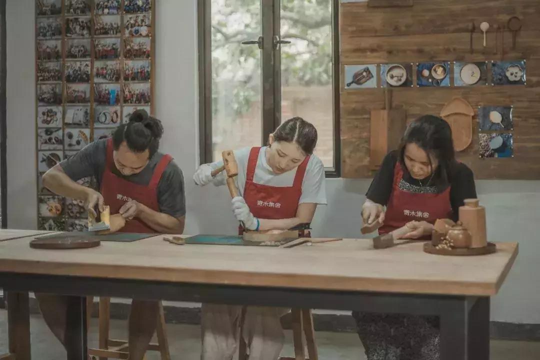 放弃世界顶尖银行工作，他回村当木匠，在废墟上盖出了爆美小院！