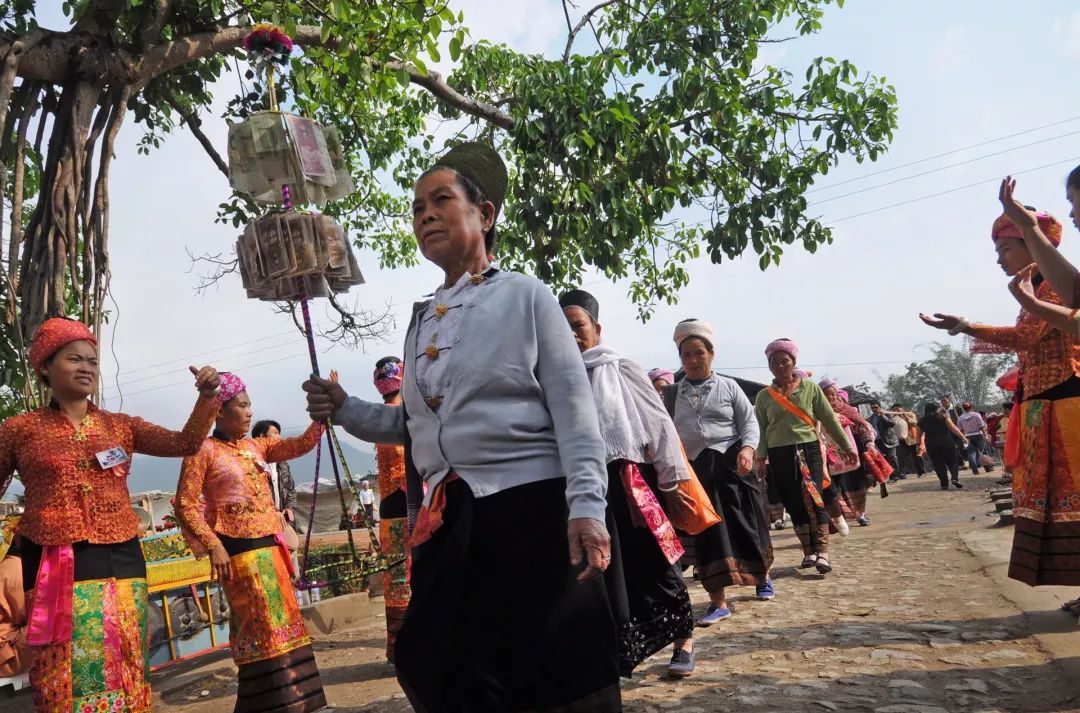 孩子坐绿皮火车看人世百态,绿皮火车才能反映生活百态