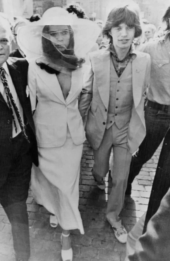 那个卖口红的YSL，教会女孩不色情的穿黑*袜丝**